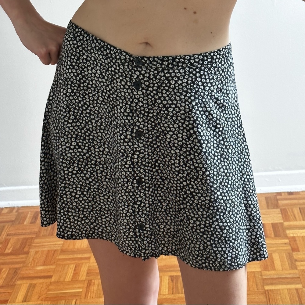 [SOLD] BLACK Daisy Floral Button Down Low Waisted Mini Skirt size 8